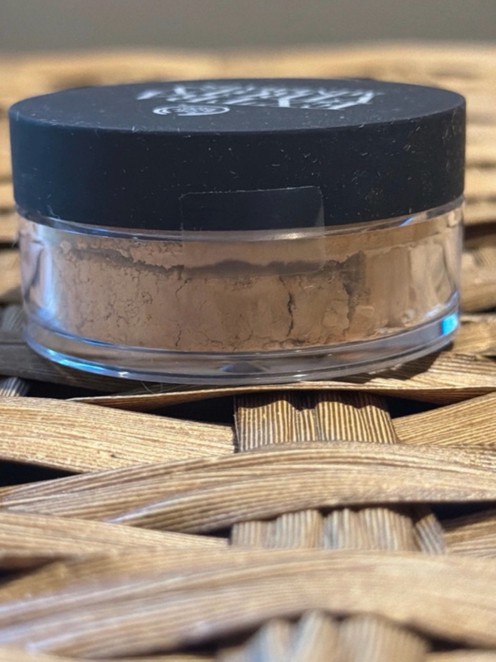 The Body Shop Extra Virgin Minerals Loose Powder 305 Natural Beige - Picture 3 of 3
